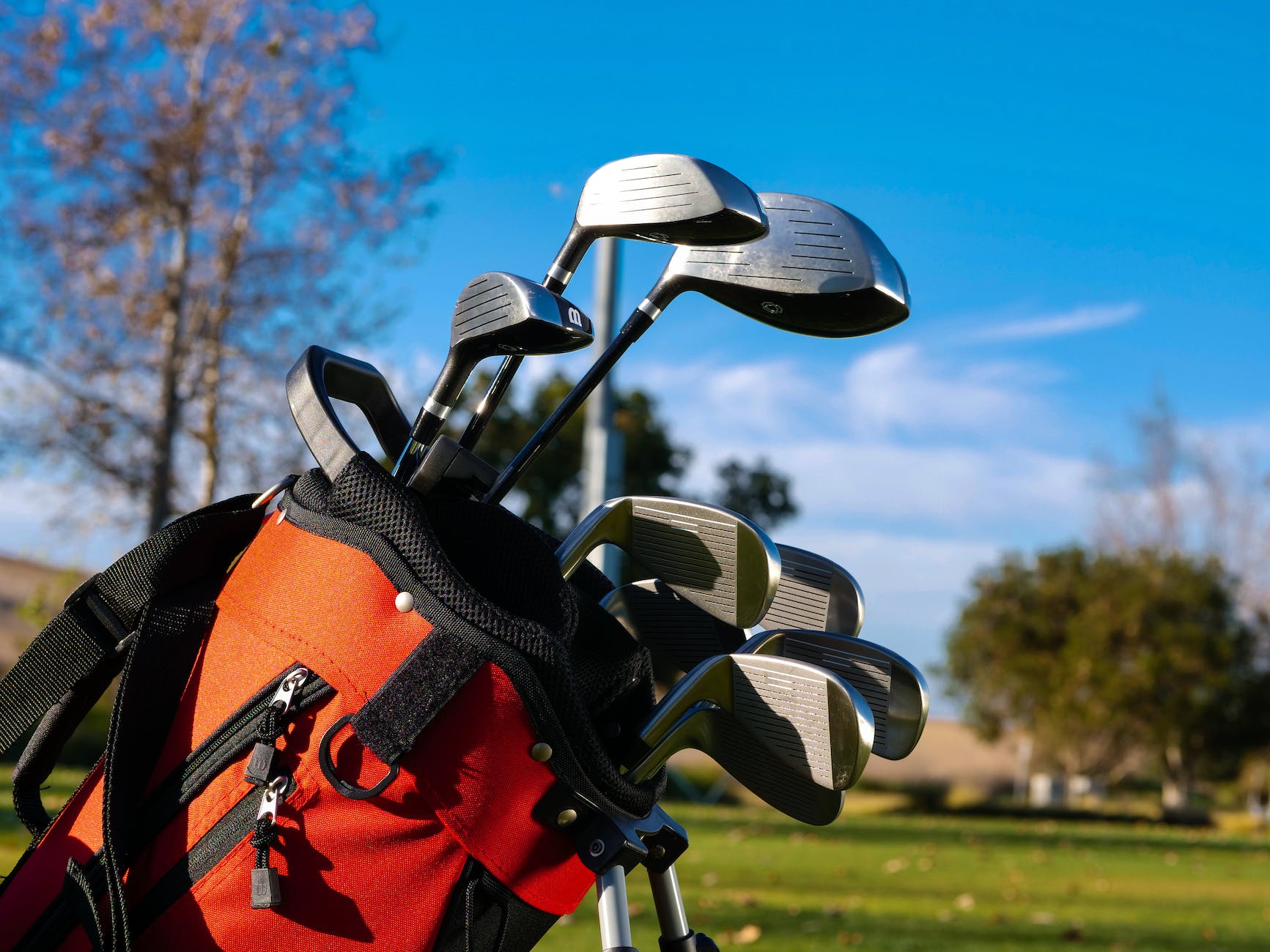 how to put golf clubs in a golf bag